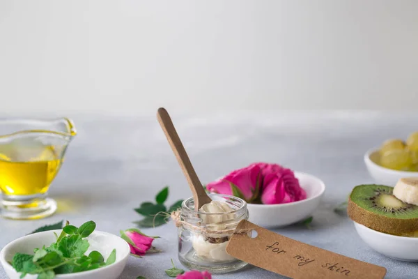 Spa Bodegón Con Ingredientes Naturales Para Crema Hecha Mano Pétalos — Foto de Stock