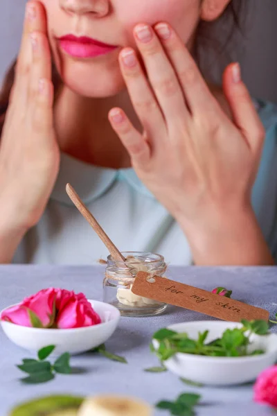 Mujer Dando Crema Para Cuidado Piel Hace Propia Crema Ingredientes —  Fotos de Stock