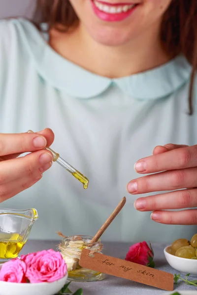 Mujer Dando Crema Para Cuidado Piel Hace Propia Crema Ingredientes —  Fotos de Stock