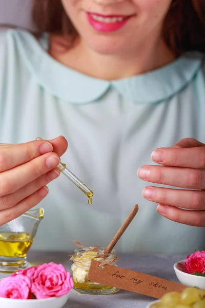 Mujer Dando Crema Para Cuidado Piel Hace Propia Crema Ingredientes —  Fotos de Stock