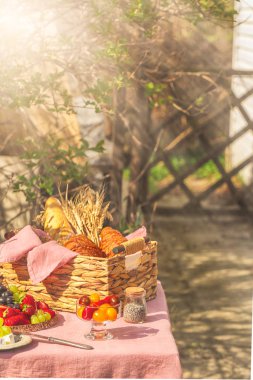 metin için güneşli yaz günü yerde dışında ekmek kruvasan ve buğday ile wattled sepet