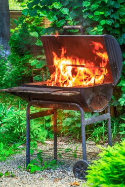 Beyaz t-shirt erkekler Barbekü yer yangın hazırlanıyor