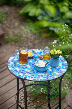 Kır evi süzme peynir çay bal mavi küçük tablo mozaik sabah kahvaltı masası