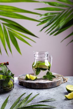  Yaz içeceği, limon ve nane ile limonata