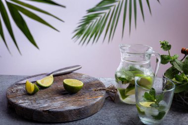  Yaz içeceği, limon ve nane ile limonata