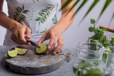 Kız yaz limonata keser limon taze içecek hazırlar