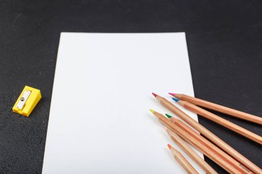 Üstte boş kağıt ve renkli kalemler üst görünümü