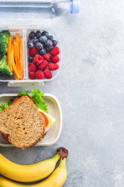 Sandviç sebze su badem ve meyve gri masa sağlıklı okul öğle yemeği kutusu