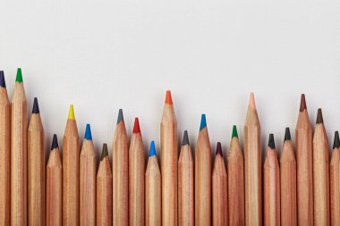 Beyaz arka planda renk kalemleri arka plan