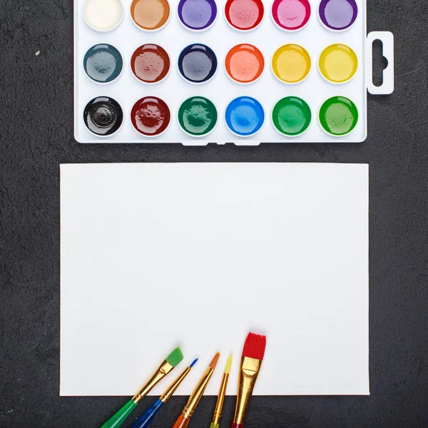 Papel em branco e pintura colorida vista superior de cima — Fotografia de Stock