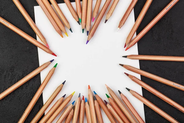 Fundo de lápis de cor no fundo branco — Fotografia de Stock