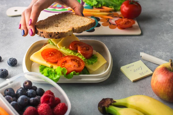 Matka daje zdrowy obiad dla szkoły w godzinach porannych — Zdjęcie stockowe