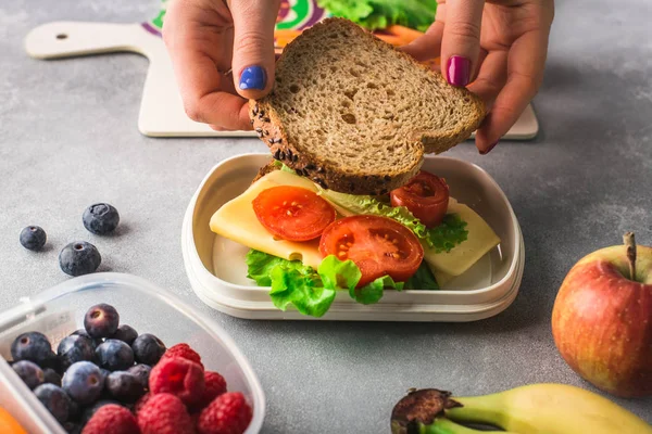 Mãe dando almoço saudável para a escola pela manhã — Fotografia de Stock