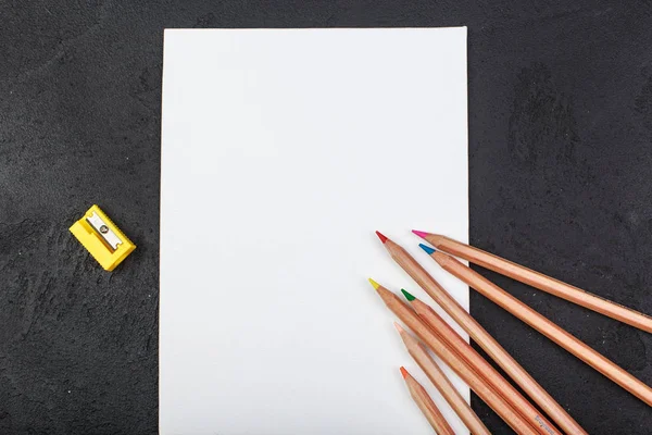 Papel en blanco y lápices de colores vista superior desde arriba — Foto de Stock