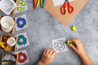 Çocuk elleri geri dönüşüm oyunu çocuk çizim yapıyor işareti kağıt zanaat