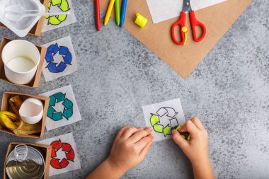 Çocuk elleri geri dönüşüm oyunu çocuk çizim yapıyor işareti kağıt zanaat