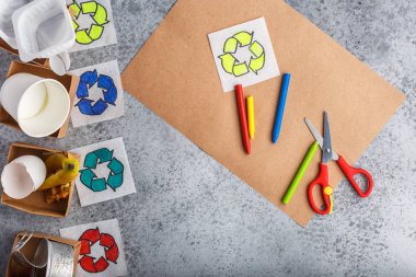 Çocuklar için geri dönüşüm oyunu kompost metal kağıt plastik kutular boya kalemleri geri dönüşüm işareti