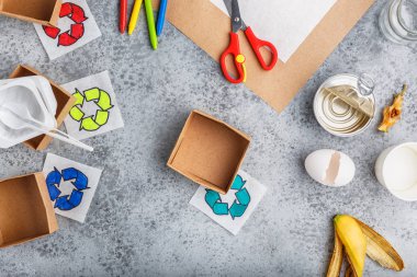 Çocuk elleri geri dönüşüm oyunu çocuk çizim yapıyor işareti kağıt zanaat