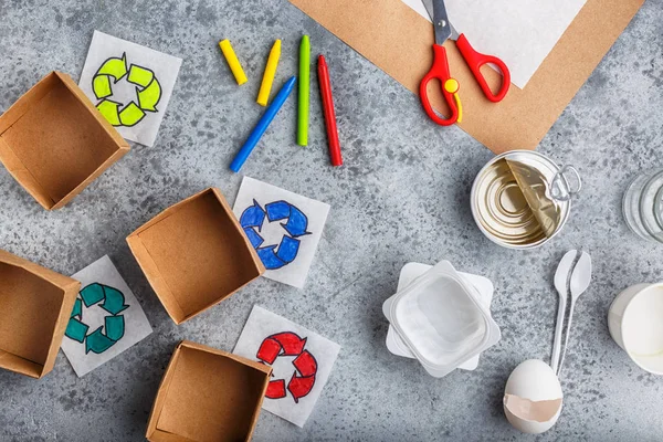 Çocuk elleri geri dönüşüm oyunu çocuk çizim yapıyor işareti kağıt zanaat