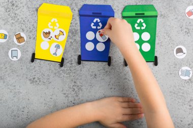 Çocuklar için geri dönüşüm oyunu tasarımı kız eller ekoloji eğitim atık geri dönüşüm kavramı