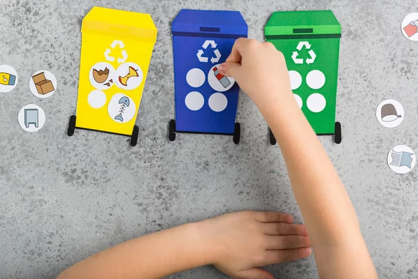 Diseño de juego de reciclaje para niños niñas manos ecología educación residuos reciclaje concepto —  Fotos de Stock