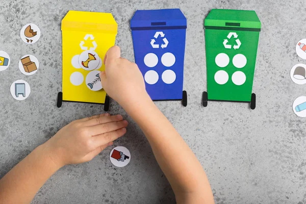 Recyclage conception de jeu pour les enfants fille mains écologie éducation déchets recyclage concept — Photo