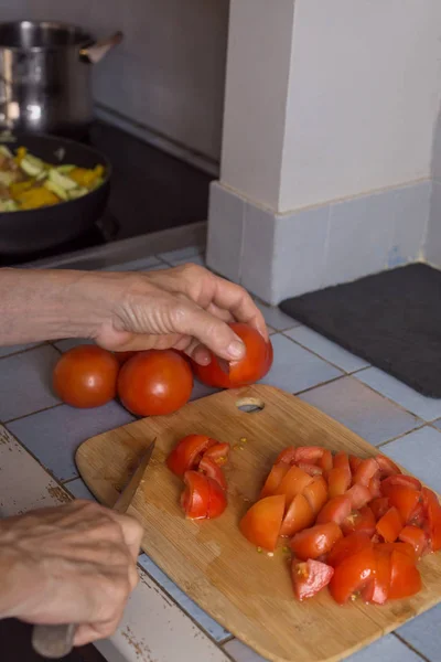 Пожилая женщина руки в процессе приготовления овощей шаг за шагом рецепт ratatouille естественного света — стоковое фото