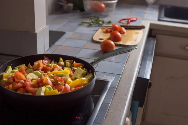 コンセプトデザインの黄色コショウとトマトのためのカット野菜プロセス調理 — ストック写真