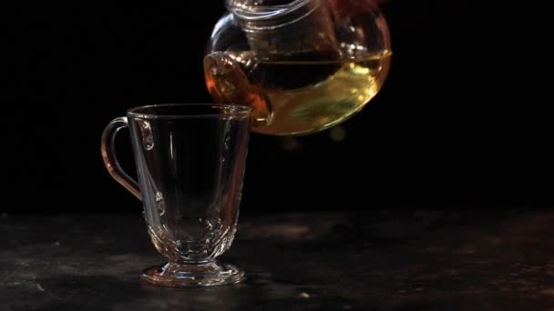 main verse tisane de théière à fond foncé en verre 