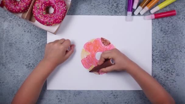子供たちの手の絵は灰色のHDでフェルト先端ペンでドーナツをバラ — ストック動画