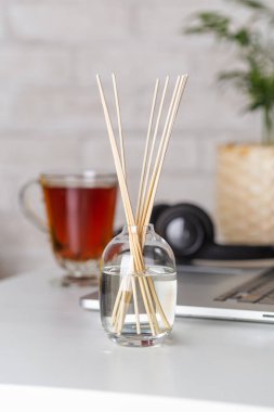 Kulaklıklar ve ev bitkileriyle dolu bir hayat.