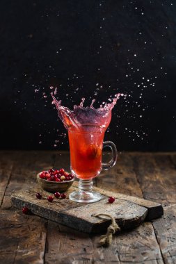 Sonbahar sıçraması. yaratıcı konsept. Fındık meyve suyuna düşüyor. Bir kadehten su sıçrıyor