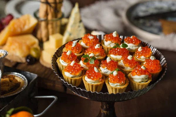 Nuevo año, navidad o mesa de fiesta con comida. 2021 — Foto de Stock