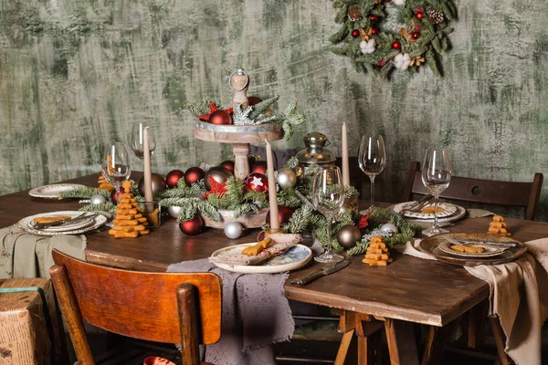 Nieuwjaar of kersttafel. De tafel is bedekt met eten. 2021 — Stockfoto