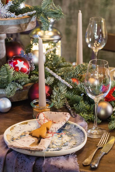 Silvester oder Weihnachten. Der Tisch ist mit Lebensmitteln gedeckt. 2021 — Stockfoto