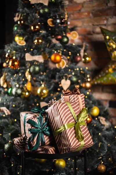 Bellissimo albero di Natale e regali. Capodanno. In attesa di regali. 2021 — Foto Stock