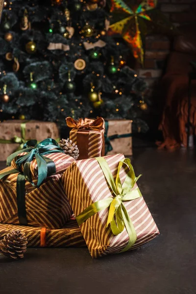 Bellissimo albero di Natale e regali. Capodanno. In attesa di regali. 2021 — Foto Stock