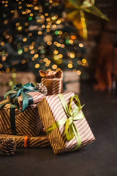 Bellissimo albero di Natale e regali. Capodanno. In attesa di regali. 2021 — Foto Stock