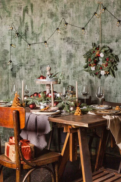 Πρωτοχρονιά ή Χριστουγεννιάτικο τραπέζι. Το τραπέζι είναι καλυμμένο με φαγητό. 2021 — Φωτογραφία Αρχείου