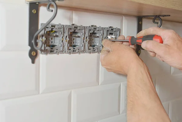 Electricista Instalando Enchufe Pared Edificio Nuevo — Foto de Stock