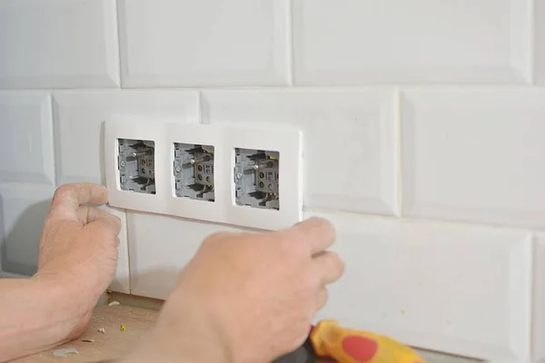 Eletricista Instalando Tomada Parede Novo Edifício — Fotografia de Stock