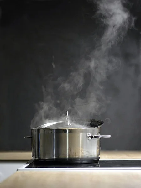 Cozinhar Jantar Uma Cozinha Branca Moderna — Fotografia de Stock