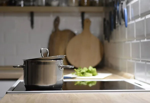 Cucinare Cena Una Cucina Bianca Moderna — Foto Stock