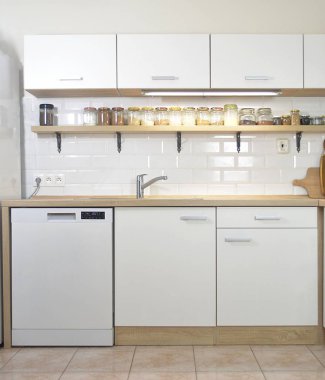 Yeni beyaz mutfak ünitesi