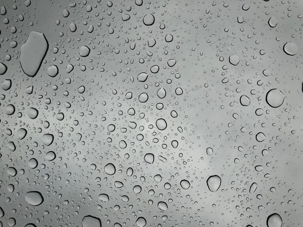 Regentropfen Auf Fenstergläseroberfläche Mit Bewölktem Hintergrund Natürliches Muster Von Regentropfen — Stockfoto