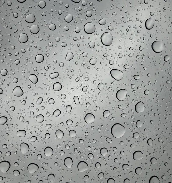 Hujan Tetes Pada Kaca Jendela Permukaan Dengan Latar Belakang Berawan — Stok Foto