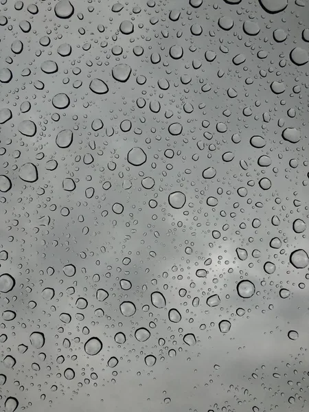 Regentropfen Auf Fenstergläseroberfläche Mit Bewölktem Hintergrund Natürliches Muster Von Regentropfen — Stockfoto