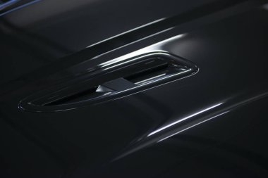 Modern lüks, gri, metalik bir arabanın arka farları, araba bakım konsepti garajda.