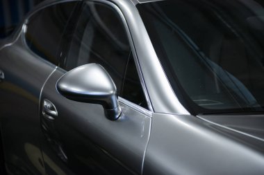 Modern lüks, gri, metalik bir arabanın arka farları, araba bakım konsepti garajda.