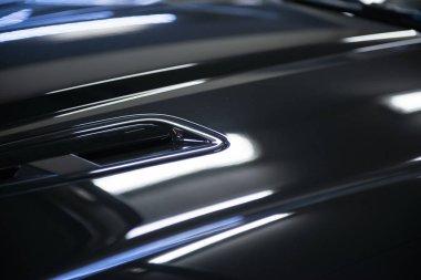 Modern lüks, gri, metalik bir arabanın arka farları, araba bakım konsepti garajda.